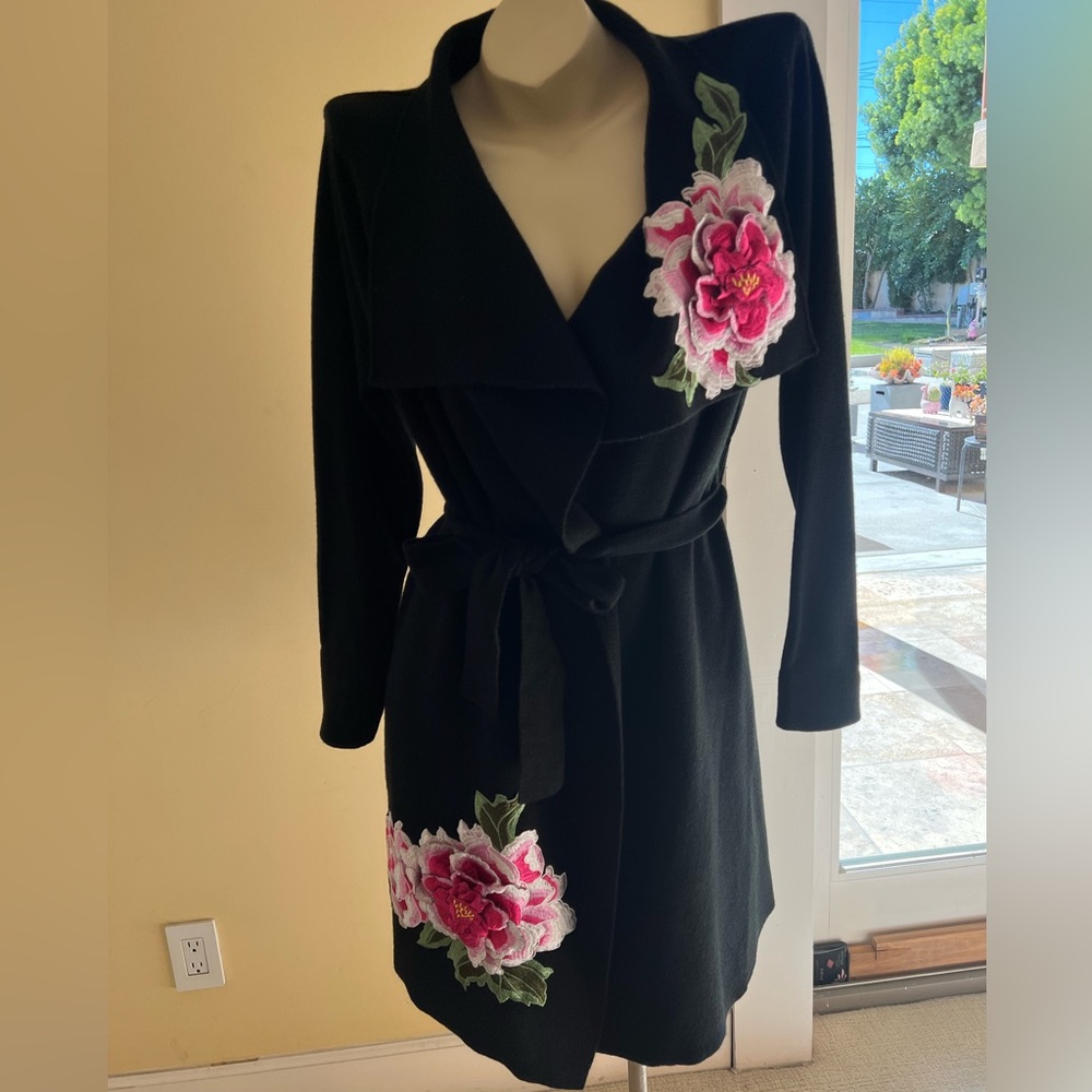 Knitted cardigan with 3D embodied flowers